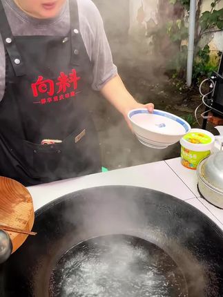 注意看!胖妹将这个加了小面调料的碗,变成一碗麻辣鲜香的重庆小面!#重庆小面 #妈呀太香了 #小面调料 #这一碗好过瘾
