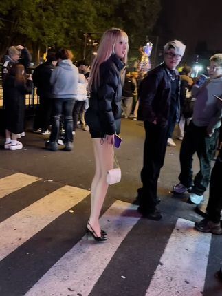 #时尚街拍穿搭 #街头随拍 #夜市街