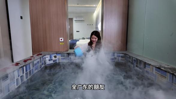 我估计过几天全广东的朋友,都要来惠东安墩镇的热汤村一次,因为花巨资打造的御上明珠温泉度假酒店,终于建设成功了,大家都知道啊,安墩镇的热汤,可是咱们广东惠州出了名的真温泉村,温泉出水口的温度常年保持在70多度,当地人每天早上在这里杀猪杀鸭,用温泉水褪毛,街上也是人来人往,热闹非,原生态的生活气息非常的浓厚,酒店一开业,就放出了一个王炸团购福利,只要300多就可以拿下主播同款的,私汤温泉高级客房,房间宽敞明亮,卫生间干分离,洗漱用品一应俱全,和女朋友一起,泡在房间的私汤,抬眼就可以看到热汤村的绝美风景,简直不要太惬意,而且房间里面的温泉水是不限次数供应,真正的硫磺温泉,泡完之后皮肤滑溜溜,全身舒坦,这个套餐还包括了两大2小的的自助餐早餐,真正的一站式度假体验,包吃包住包玩包泡温泉,趁活动还在,刷到的朋友们,视频左下定位点开,赶紧囤券再说,反正不用随时可以退的! #温泉酒店 #真温泉 #跟着抖音去度假 #惠州温泉 #热汤村