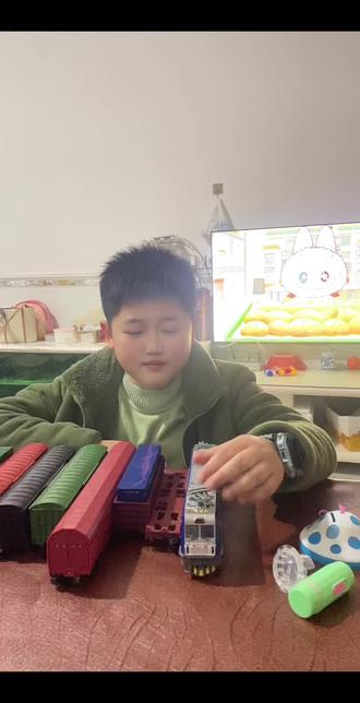 不小心开了美颜,货车都有点弯了😂、熊孩子的火车第二期#玩具 #火车迷爱好者 #火车小男孩