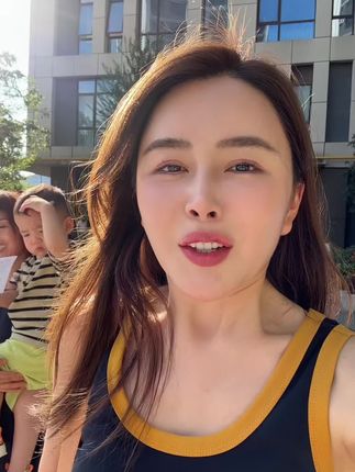 不需要任何配音,听一下儿子沙哑的笑声,太治愈啦,我两个娃是来心疼我的,太暖心啦