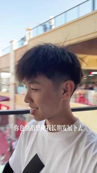 我不适合谈恋爱 我就适合无聊的时候聊聊天 你也别指望和我长期发展下去 因为发展下去你会发现我是一个很糟糕的人 我怕你除了我还有别人 我会胡思乱想之前经历的事 我也不想再经历第二遍 因为我的爱里总没有底线 我总好了伤疤忘了疼 所以我总碰到那些把我捂热 然后转头就走的人