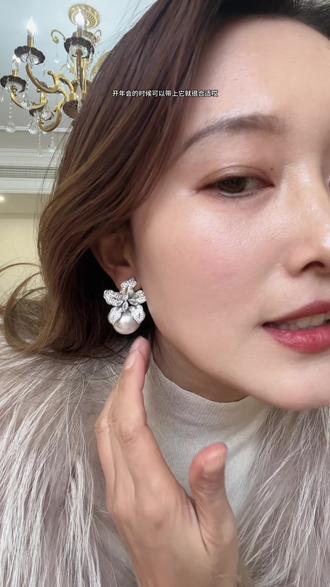 穿皮草,穿大衣裙子都能搭,很重工的一款,价格也不贵#耳钉 #穿搭