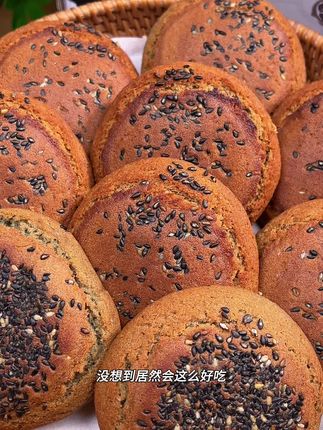 荣欣堂老字号新品五黑的#太谷饼 ,真的超好吃!用黑米黑豆黑桑葚黑芝麻黑枸杞五种黑色食材烘烤出来的,口感湿润松软绵密,当早餐或者下午茶都很不错!#山西特产 #五黑饼 #越嚼越香 #荣欣堂太谷饼