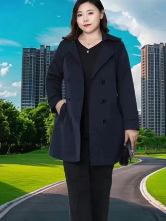 大码妈妈风衣外套 专为春秋胖MM设计,中长款剪裁巧妙遮盖腰腹臀赘肉,拉长身形更显瘦。长袖款式适配早晚温差,时尚翻领搭配简约线条,洋气感十足。优选垂顺面料,挺括不贴身,藏肉同时提升气质。经典纯色易搭配,无论是日常通勤还是休闲出游,都能让妈妈轻松穿出时尚感,兼顾舒适与美观,是春秋季节的百搭显瘦利器。#大码女装#中年妈妈春秋装#春秋胖MM风衣#显瘦洋气中长款风衣外套#高级感气质穿搭@抖加🔥上热门🔥dou+🔥热点宝