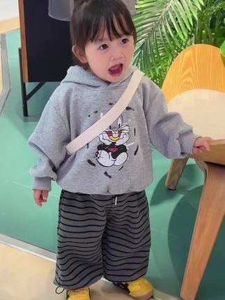 实穿又好看的幼儿园穿搭,卡通连帽卫衣套装搭配条纹卫衣,一整套实穿又好看,男女宝都能穿~#萌娃穿搭 #高品质童装#生女儿就是用来打扮的 #潮童必备