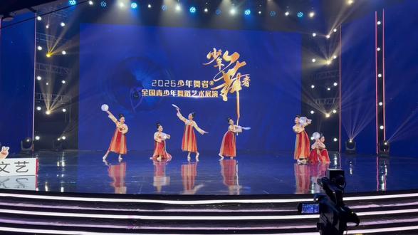 《俏扇妆钿》 #真实生活分享计划 从不怕登台到不愿登台再到想念登台,还得是自己热爱才能坚持呀 #养娃记
