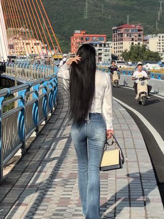 为什么不点赞,是不是欲擒故纵?#牛仔裤#背影#高个子女生#御姐#路人视角