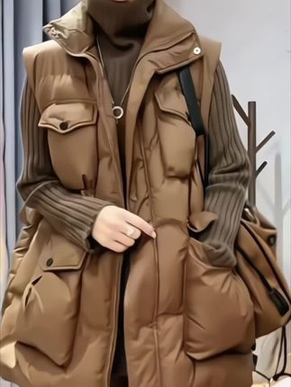 这款中长款棉服马甲,采用深棕色调,风格简约大气。版型宽松有度,中长设计能很好地修饰身形。多口袋设计实用又具时尚感,立领款式提升保暖性与利落感。可内搭高领毛衣,搭配同色系裤装,打造出协调的冬日穿搭,无论是日常出街还是通勤,都能展现出随性又不失格调的穿搭风格。#马甲外套 #马甲穿搭 #棉服马甲穿搭 #时尚穿搭女装 @抖加🔥上热门🔥dou+🔥热点宝 @抖加上热门 @抖加上热门