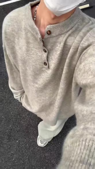 米白色亨利领毛衣秋冬痞帅男款慵懒风针织衫松弛感内搭加厚打底衫#休闲穿搭 #亨利领针织衫 #慵懒风穿搭 #男生穿搭日记 #亨利领毛衣
