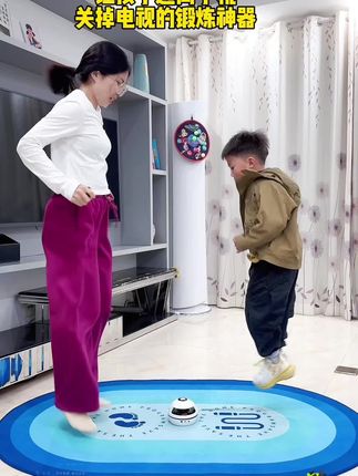 运动是对大脑最好的投资!暑假在家让孩子远离手机电视,给孩子准备了跳绳机,既锻炼解压又强身健体,大人孩子都喜欢,玩到停不下来#居家运动#跳绳#亲子运动#长高运动