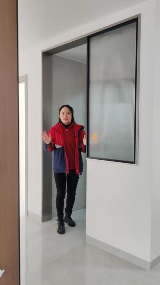 玉林君悦府3栋01户卫生间半墙垭口套加玻璃屏风隔断#玉林卫生间门套#玉林门套#玉林垭口套#玉林不锈钢门套#玉林铝合金门套玉林门套厂家