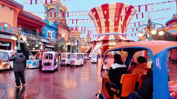 宜春熊出没·熊岭欢乐年(无痛遛娃版)
活动时间:1.31–3.3(除夕闭园),10:00–20:30(夜场全开)
门票:亲子票240元(一大一小);夜场票99元/人
• 一票畅玩36个项目
小童:熊熊乐园、旋转木马、小火车
大童:飞翔(球幕影院)、探险之旅、寻找鱼尾狮
全家:熊出没剧场、光头强之家(雪景打卡)
• 福运市集(赢金券换周边)
国风游戏:投壶、后羿射日、诗词对对碰
民俗手作:写福字、剪窗花、拓印
金券可存“熊熊银行”、换礼品、拍限量周边
• 夜间必看(不费妈)
19:00 熊岭新春大巡游(熊大/熊二/光头强互动)
20:00 熊熊欢聚新年会(舞台秀)
20:30 火树银花焰火大会(初一至初七)#宜春熊出没乐园 #江西旅游 #江西亲子度假 #女老板的日常 #江西南昌