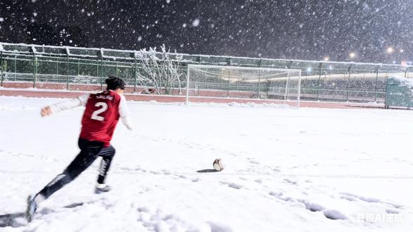雪天踢球是独属于足球人的浪漫#AI #转场 #足球 #雪