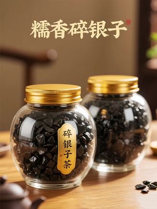 云南糯香碎银子普洱茶 沸水注入,茶汤如琥珀般透亮,入口先是绵柔的糯感,滑过舌尖时带着微微的甜,咽下后,喉间泛起温润的回甘,像含了颗化不开的蜜。它比普通熟普更稠滑,因果胶丰富,茶汤挂杯持久,喝到最后,杯底仍留着淡淡的甜香,余韵能绕舌许久。这滋味,是果胶与茶味的完美相拥,稠而不腻,厚而不重,连不懂茶的人也会爱上这份顺喉的舒服。#强烈推荐 #碎银子 #普洱茶 #云南普洱茶