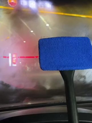 #汽车除雾刷 天冷或下雨车玻璃很容易起雾遮挡视线,车里备上一把#除雾刷 车里车外都能用,真是太方便了#清洁刷#车窗起雾#行车安全