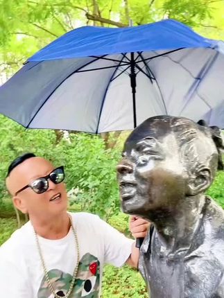 今年我又来看你了,你是一然如故,我确老了很多  #坤哥酷生活