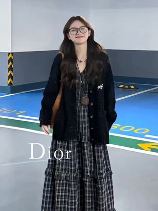 #张予曦毕雯珺真拍了红裙抱 #深情眼 #高级感穿搭 #慵懒风穿搭 #早秋穿搭 @DOU+上热门 @DOU+小助手