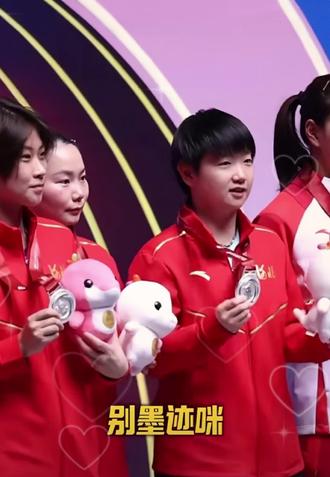 💐莎莎本届大湾区全运会取得了女单亚军🥈并率河北女队取得了女团亚军🥈🥰说一下我自己的感受❤️:父母对孩子最大的期望是什么?一定是锦绣前程、荣誉加身、大富大贵吗?我想不是的,父母对孩子最大的期望首先是希望她(他)健康平安、幸福快乐、正直善良,然后才是好的事业前程等等……所以,我想真心喜爱莎莎的人对莎的心情应该就像大部分的父母对待自己孩子的心情是一样的。我们当然希望看到莎莎每次比赛都能登顶,但是相对于成绩我们更愿意看到的是她的健康、她的快乐幸福还有她的成长,因为她值得我们像疼爱自己孩子一样地去爱她,她在我们的眼里不仅仅是运动员孙颖莎,她更是我们的莎宝,是照耀、激励和温暖了很多人的小太阳!的确,竞技体育就是以成绩来衡量,冠军就是冠军,但那又怎样呢?我们国家诸多体育项目人才济济、冠军代代,但是又有几个“小太阳”呢?金牌🥇以及各类奖牌都会被记在赛事的榜单里、留存在国家运动记录的历史上,这是荣耀……但能被很多人喜爱惦记并长久记在心上的,难道不也是一种成功嘛。㊗️莎宝的未来更好,愿她幸福快乐!~芭妮 25.11.20 晨#Bunny的视觉派#小兔爱生活#小兔记录的美好#孙颖莎