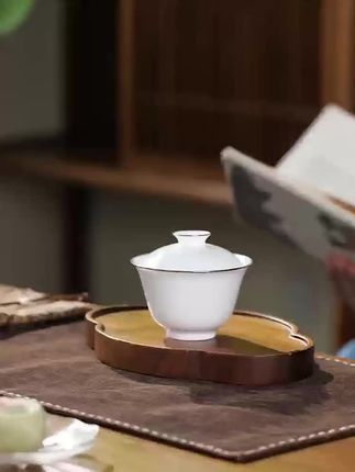 一思堂 白瓷描金盖碗