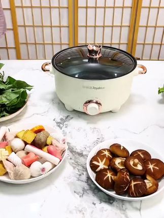 #电煮锅 每次想吃火锅的时候,我都会用这个荣事达电煮锅自己在家做,真的太方便了!它是不粘内胆的设计,用来涮火锅特别合适,而且还可以用来煮面条、煲汤等等,真的很实用。有了它再也不用去外面吃贵又不卫生的火锅了,#厨房好物 #好物推荐🔥 #厨房小家电 3