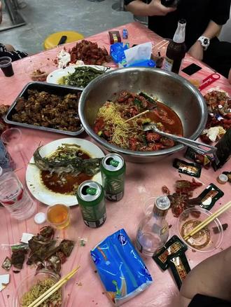 温水煮了将军梦,现实压垮少年郎 何以言,何能言,与谁言,无人言,无人说,无处说,自己言,自己渡,自己熬,自己抗。#啤酒和美食