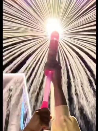 #烟花水枪 水枪战中的小水花,犹如烟花般绚烂夺目。让我们一起在这个夏日里尽情玩耍吧!#欢乐时光