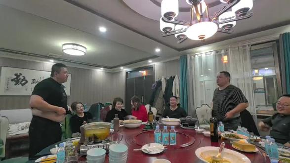 十五十五二十!
新玩法承包了整个春节的笑点😄😄😄#聚会该有的样子 #聚会就该这么玩