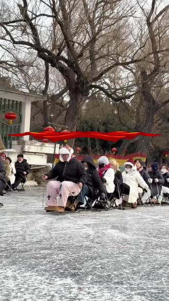 在北陵公园和一群素不相识的小伙伴一起滑冰,真的是太快乐了!#北陵公园#北陵公园冰雪大世界#沈阳#冰雪乐园#沈阳周边 北陵公园大门票:5💰每人,学生证可享半价。可以直接在门口扫码购买,方便快捷。不玩雪上项目只是拍照溜达的,不需要购买冰雪世界套票
⚠️冰雪世界套票:需要单独购买。点击视频左下角定位提前购买,需要提前2小时下单,否则现场可能无法使用。 包含不同数量的动力项目选择,可以根据自己的体力和预算来选。
🌸换票:线上买的票需要在冰雪大世界的售票处(大雪人旁边)换成纸质票,全程游玩都需要凭这张票和打孔记录,一定要保管好!
📢游玩路线与项目推荐向下箭头⬇️
1.先玩动力项目:建议一进园区就直奔动力项目,因为这些项目(如疯狂八爪鱼、冲锋香蕉船、雪地狂欢)最热门,排队时间最长。 动力项目每项只能玩一次,玩完后可以安心去体验不限次数的无动力项目了。
2.必玩项目:
雪滑梯:在雪圈乐园里,可以无限次滑行,有高低不同的滑道,最高最陡的那条非常刺激,一定要挑战一下!
冰滑梯:需要自己拿着雪圈从上面滑下来,一次可以带小朋友玩,体验感很好。
童年回忆乐园:可以玩手滑冰车,可以和家人朋友拉成长长的“贪吃蛇”,非常有童年乐趣。
小黄鸭冰车:适合带小朋友玩,拍照特别可爱。
🕳️避坑项目:
冰上自行车:很多车都是坏的,而且小朋友可能骑不动,体验感一般。
坦克、卡丁车:排队人多但体验不如其他项目,可以酌情放弃。
时间安排:冰雪世界营业时间通常是8:30-17:00,建议上午10点前到达,下午项目会排长队,尤其周末人更多。 17:00后大部分非动力项目会关闭,天黑得也快,所以早点去能玩得更尽兴。
保暖措施:沈阳冬天零下十几度是常态,帽子、围巾、手套、面罩一定要备齐,穿短款羽绒服方便活动。 带个保温杯,随时喝点热水暖暖身子。
体力分配:雪滑梯需要自己拖着雪圈上坡,比较费体力,玩的时候注意安全,过弯时收好腿脚。 如果带小朋友,可以先玩动力项目,再带孩子在雪圈乐园尽情滑行。
其他:园区内有小吃摊,玩累了可以进去暖和一下。如果想去卫生间,可以找稍微远一点的,据说更干净。 玩完还可以去北陵公园的昭陵逛逛,是皇太极的陵墓,很有历史感。