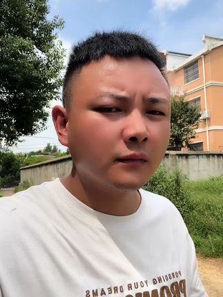 好看的人 你们眼中的红安是什么样的#记录生活 #红安赤膊哥#红安鼎艺装饰
