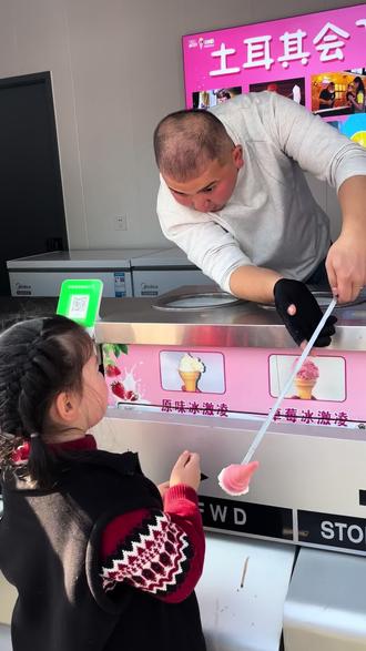 皖南是哪哪儿都进不去了,西递宏村呈坎齐云山卖花鱼村阳产土楼徽州古城……这么多年每年过年随便逛的地方全部都限流,想着今天开车去旁边的唐模村吧,1千米处就限流了😂只能逛逛庙会了,一个冰淇淋带来的快乐😁