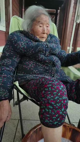 大年正月初四
吃百岁饭的亲娘
孙女为您剪指甲
老人的甲似田七
硬如山专业刀具
有刀具才能削平🙏🏻