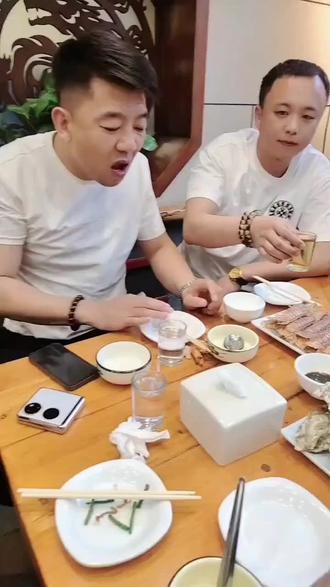 酒倒七分满,留有三分情,但求喝个好,不求喝多少。相识是缘,相遇是福,朋友是山朋友是水,朋友相伴,有山有水!#聚会 #祝酒词 #口才 #小聚一下 #酒桌文化