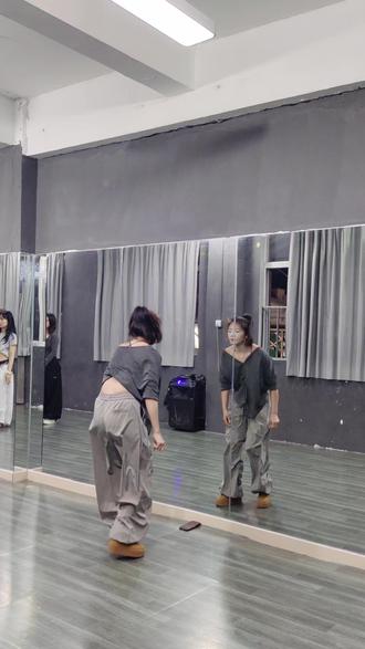 姐妹的新舞《来生别再成遗憾》背面口令分解来了!如果还看不懂!长按视频可再调0.75倍速哦!#来生别再成遗憾 #背面口令分解 #舞蹈分解教学视频 #热门 @香蕉🍌1 @爱跳舞紫罗 @欢韵舞(欢子)