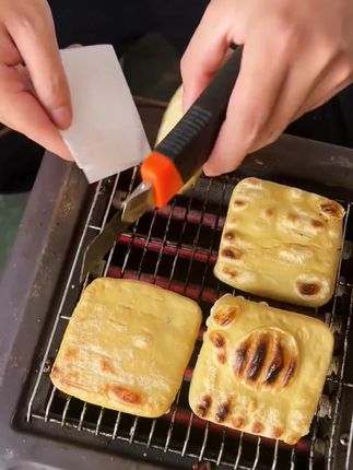 又香又臭贵州街边厚片臭豆腐,包上多多的辣椒面太香了 #贵州臭豆腐#臭豆腐#地方特色小吃 #传统小吃 #太香啦