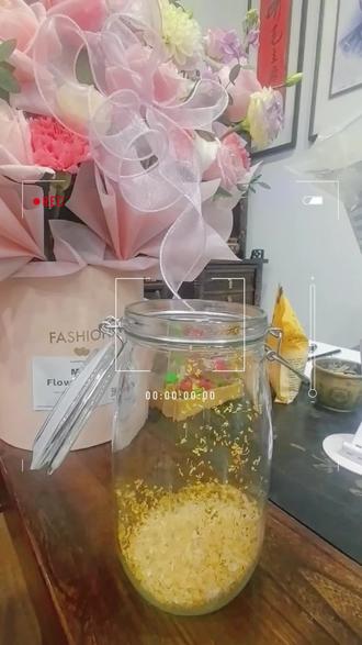 桂花泡酒的功效多来自桂花药性与酒精的协同作用,核心功效有这些 :
1. 暖胃散寒:桂花性温,搭配性热的酒能温中散寒,可缓解胃寒导致的脘腹冷痛、食#纯粮酒好喝不上头 欲不振,冬季饮用对寒性体质人群很适宜。
2. 化痰止咳:桂花中的芳香物质能稀释呼吸道黏液,加上酒精的发散作用,对风寒引起的咳嗽、痰多黏稠等症状有辅助缓解效果。
3. 疏肝解郁:桂花的芳香成分可疏通气机,能缓解肝气郁结引发的胸闷、情绪低落,其挥发性油还能调节神经递质,对轻度焦虑有改善作用。
4. 辅助调理气色:桂花含黄酮类物质和维生素,有一定抗氧化作用,搭配酒精促进血液循环的效果,适量饮用能帮助改善面部气色,减少色素沉着。