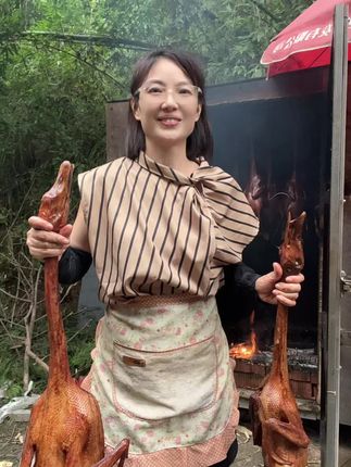 粉丝朋友们鲜妹家:稻香土鹅,土鸭出炉了,周期长,肉质好。提前预定哈。#抖音新农人 #我的乡村生活 #返乡创业青年 #我是美食创作者