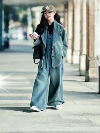 从小精心培养出来的孩子,在别人眼里穿抹布都好看的,气质这东西三分长相七分靠妈妈#穿搭分享 #时尚气质穿搭 #帅气穿搭 #个性穿搭 #女童穿搭
