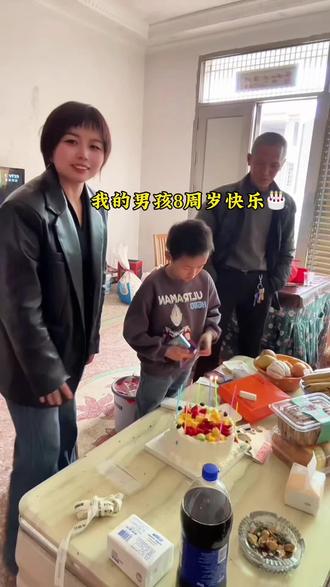 频繁记录着,却追不上你成长,童年很短,未来很长,舍不得你长大,却又期待你的成长,青春很短,未来很远,我的男孩生日快乐,妈妈愿你无忧又无惧,愿你的世界充满阳光,愿你平安喜乐,勇敢坚强!#我的小男孩又长大一岁#生日快乐