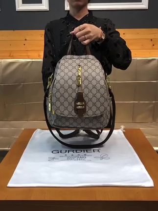 多功能双肩包 夏天旅游出门不用怕,这款背包分层多、肩带加宽,水杯、防晒伞都不累肩。面料透气不闷汗,性价比超高,一个包搞定整个夏天!#双肩包推荐 #双肩包女 #只做高品质 #包包推荐 #简约大气