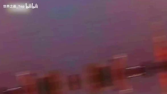 你知道世界上最高的建筑有多高吗? 你知道世界上最高的建筑有多高吗?你知道最高的摩天大楼在哪个国家吗?排名第一的高达828米,超过了大多数飞机的飞行高度。随着科技的飞速发展,建筑界的较量悄然打响。随着摩天大楼的高度不断攀升,竞争世界第一高楼的战斗也愈加激烈。这些直插云霄的城市奇迹,不仅是办公楼或住宅区,更是财富与地位的象征。那么,在这成千上万座摩天大楼中,究竟哪一座才能称得上建筑之王呢?现在,就让我们一起出发吧,第10座上悍环球金融中心。上海环球金融中心位于上海浦东新区世纪大道100号,是一座地标性摩天大楼,坐落于陆家嘴金融贸易区。该大楼东临浦东新区腹地,希望浦西及黄浦江,南向张杨路商业区,北面是陆家嘴中心绿地,地理位置极为优越。在介绍之前,我们先来看一组数据,建筑总占地面积为14400m2,楼高492米,实际使用高度为474米,拥有地上101层,地下3层,整体设计既现代又具有地域特色,充分体现了上海作为全球金融中心的雄心与气魄。大楼的设计灵感来源于中国传统文化中的天地融合理念,象征着连接天与地的纽带。上海环球金融中心的主体结构呈现出正方形,柱体顶部有一明显的矩形凹口,赋予建筑独特的形态,大楼的两侧斜面向上逐渐收窄,顶部和底部的形态形成鲜明对比,极具视觉冲击力。为了有效减轻风阻,设计。在大楼顶部的风洞设计上做出改动,原本圆形的风洞被改为搞梯形,灵感来源于中国庭园建筑中的月门元素,既具有美学价值,又能提升建筑的稳定性和抗风能力。大楼的建设始于1997年,历时多年,于2007年9月14封顶,492米的高度使其成为当时世界第二高的建筑,仅次于台北101。尽管如今上悍环球金融中心的地位已被其他建筑超越,但它曾经的辉煌依旧铭刻在城市的天际线上,成为上海建筑史上无法磨灭的印记。第9座台北101大厦。台北101正式名称为台北世界金融大楼,是台湾台北市的标志性建筑,也是全球建筑史上的一座重要地标。自2004年12月31日开幕以来,台北101曾一度成为世界最高建筑,长达5年之久,直到2009年才被迪拜的哈利法塔超越。尽管如此,台北101依然保持着台湾最高建筑的地位。大厦的总高度为508米,而建筑本身的高度为449米,塔尖的高度为59米。大楼拥有地上101层,地下5层,成为世界上楼层最多的摩天大楼之一。其占地面积约为4000m2,总建筑面积达414000m2,拥有66层办公楼层、一个大型购物中心、多个餐厅和2个观景平……