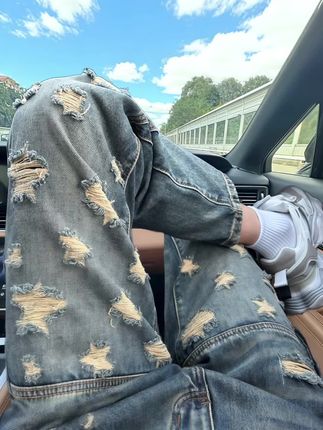 被追问N次的宝藏男裤,谁穿谁帅! 家人们,挖到一条超绝的男裤!舒适不贴肤,夏天穿清爽透气不闷热。#春夏新款#夏天的味道你感受到了吗#百搭裤子#怎么舒服怎么来#宽松有范 修身直简的版型,简直是腿型“作弊神器”,不管你是凹型腿还是x型腿,穿上它,瞬问拥有笔直大长腿,走路都带风!而且它弹力十足,跑步、深蹲随便动都毫无束缚感。 面料更是一绝,超级轻薄,风一吹,腿上涼颼飕的。透气又吸汗,夏天再也不怕闷热出汗尴尬。经典百搭的颜色,T恤、衬衫随意搭,轻松拿捏潮流感。别再犹豫了,赶紧入手,这个夏天你就是街头最靓的仔!