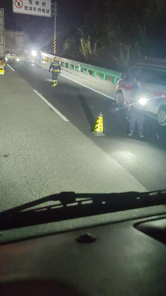 贺西高速罗平方向#货车突发情况