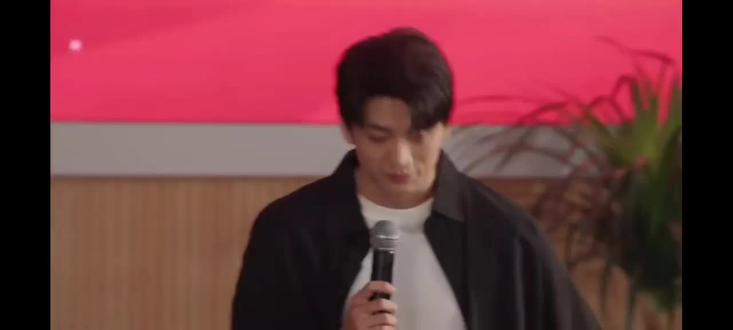 这话筒扔的也太帅了吧!
“ 无需多言,你走,我便陪你” #再见十八班 #十八班的Y #宋宸 #友谊长存