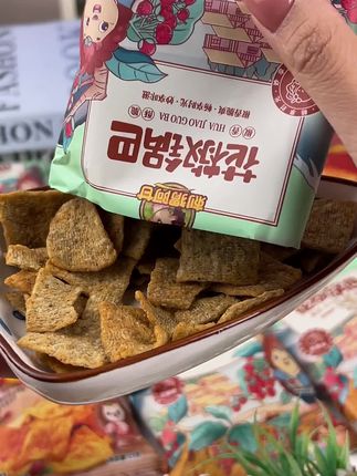 试了N款锅巴,最后回购到停的还是刺猬阿甘!拆开包装瞬间,香气直往鼻子里钻。咬下去是那种酥到掉渣的脆,不是硬邦邦的口感,嚼起来米香混着椒香特别舒服。追剧时放一包在旁边,不知不觉就吃完了。爱吃锅巴的姐妹,这个真的可以冲!#零食对我下手了 #美味零食 #网红零食推荐 #零食推荐 #赶紧安排 @抖音小助手