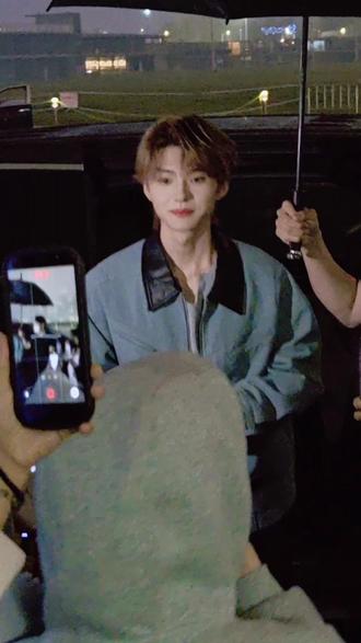 买单的男人最帅
家人们
谁能拒绝请吃炸鸡还怕你吃不饱的偶像啊
磊磊直接买单请全场吃,
点一次不够还加码,真的太宠了
视频有点长,为了记录和粉丝互动的细节,
细节见人品!他是真心感激到场来支持他的粉丝。
最后大家都吃到好饱,被磊磊宠着的感觉也太爽啦了吧!
下着雨,等待一整天的疲累也是值得
#线下追星 @王译磊 @王译磊不娇娇 #树洞恋人 #短剧演员 #投喂粉丝