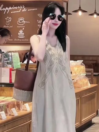 哇塞~无法拒绝的松弛度假感,这条裙子真的好爱啊,上身好有气质#夏日度假穿出清凉感 #棉麻系列连衣裙 #遮肉显瘦穿搭 #精致女孩夏天少不了裙子 #摆脱路人感的小个子女生穿搭