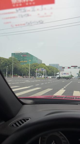 苏州大马路上的机器人交警 苏州正式进入机器人时代了吗#苏州交通情况 #苏州机器人交警