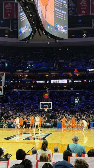 来感受一下NCAA疯狂三月的现场气氛吧!! 这是32强晋级甜蜜十六强的比赛,田纳西大学(橙色)对战弗吉尼亚大学(白色),最终田纳西大学下克上获得胜利。这现场氛围确实疯狂,在这样的环境下打球对于球场上的球员也是极大的挑战。你们觉得国内也有这样的篮球氛围吗?
#NCAA #ncaa疯狂三月 #篮球 #大学篮球 #美国