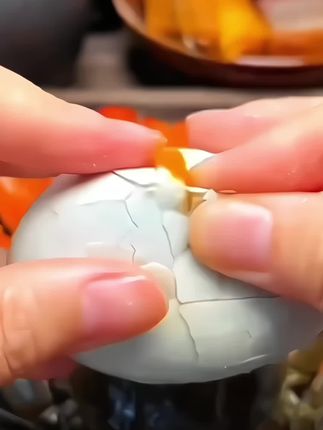 流油的咸鸭蛋!蛋黄是沙沙的!!香味特别的浓郁!!配粥或是配米饭都好吃#咸鸭蛋正宗流油 #大人小孩都爱吃 #广西特产之海鸭蛋!!